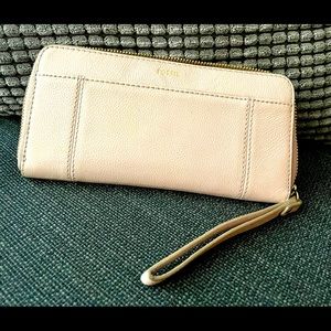 Fossil leather wallet,pink,in excellent condition